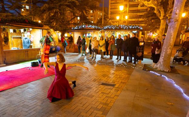 Música y danza, ayer tras la inauguración del Mercado de Navidad instalado en El Espolón.