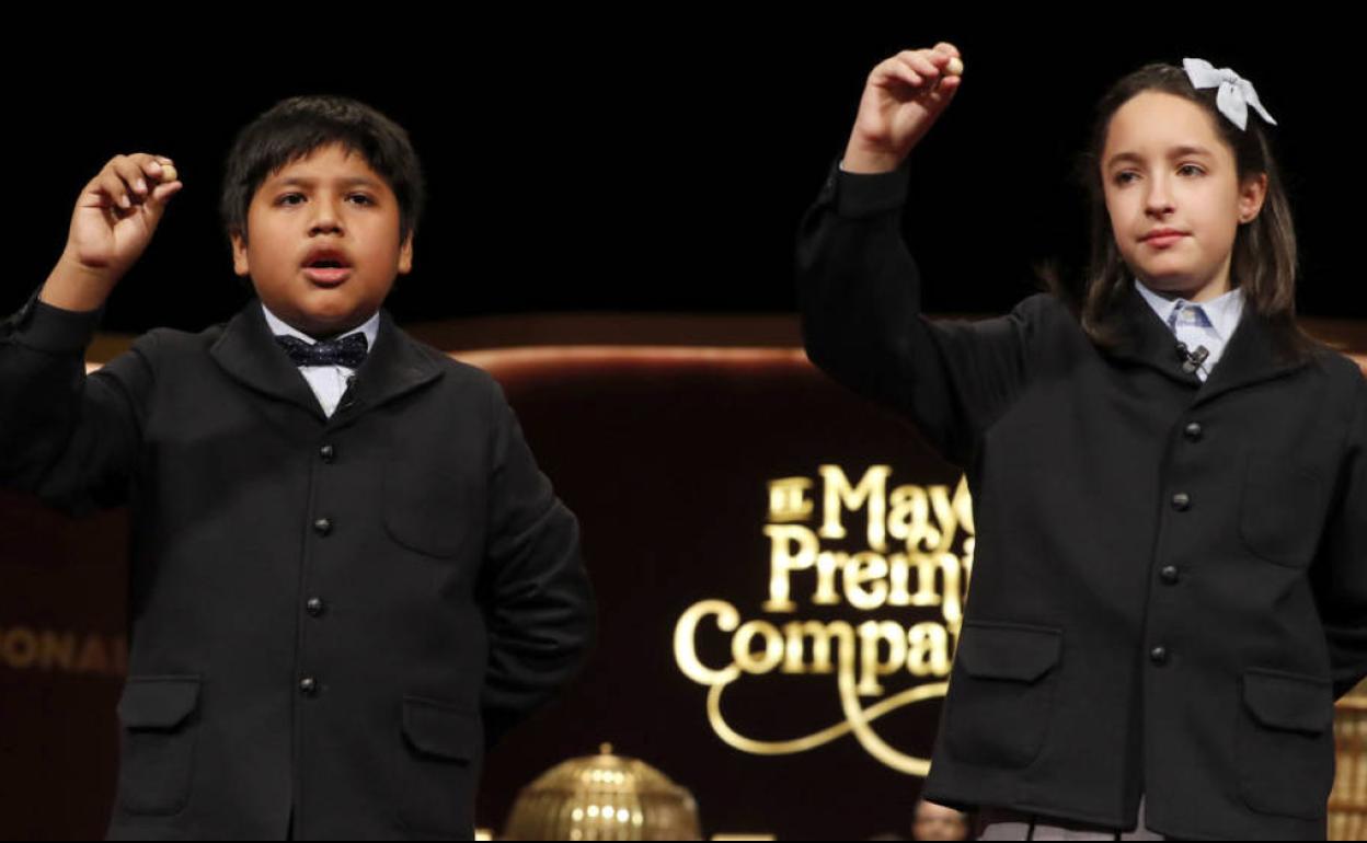 Niños de San Ildefonso cantan uno de los premios del sorteo de la Lotería de Navidad. 