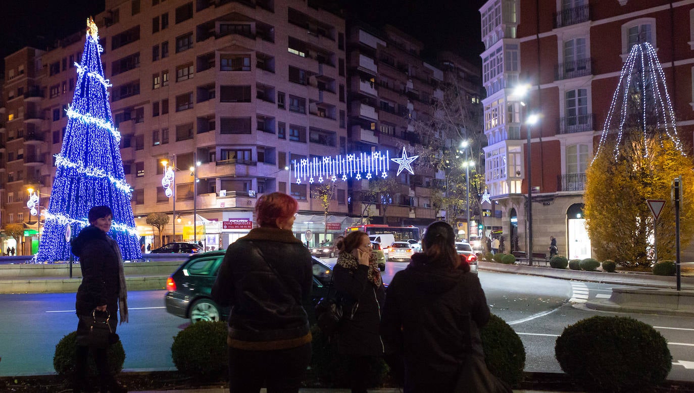 La plaza de abastos ya luce iluminada desde este jueves por la tarde.