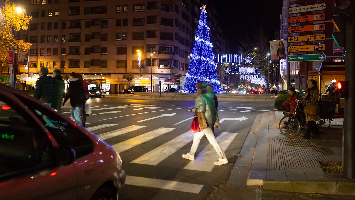 La plaza de abastos ya luce iluminada desde este jueves por la tarde.