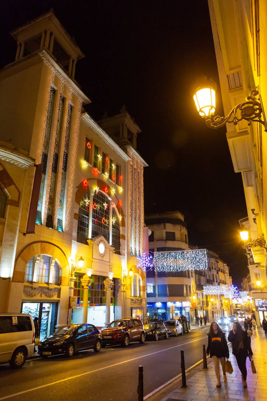 La plaza de abastos ya luce iluminada desde este jueves por la tarde.