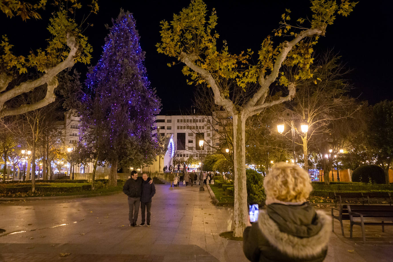 La plaza de abastos ya luce iluminada desde este jueves por la tarde.