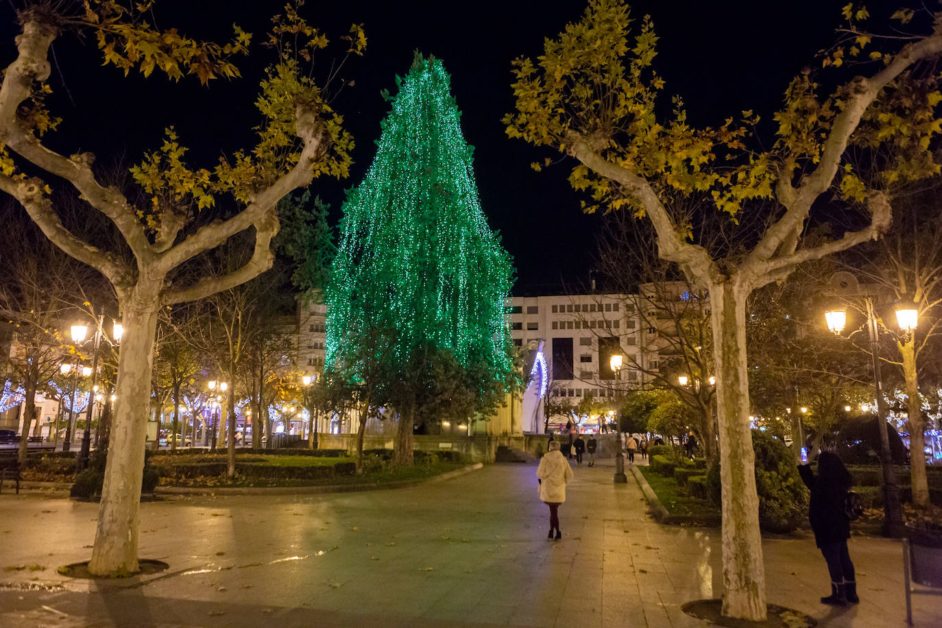 La plaza de abastos ya luce iluminada desde este jueves por la tarde.