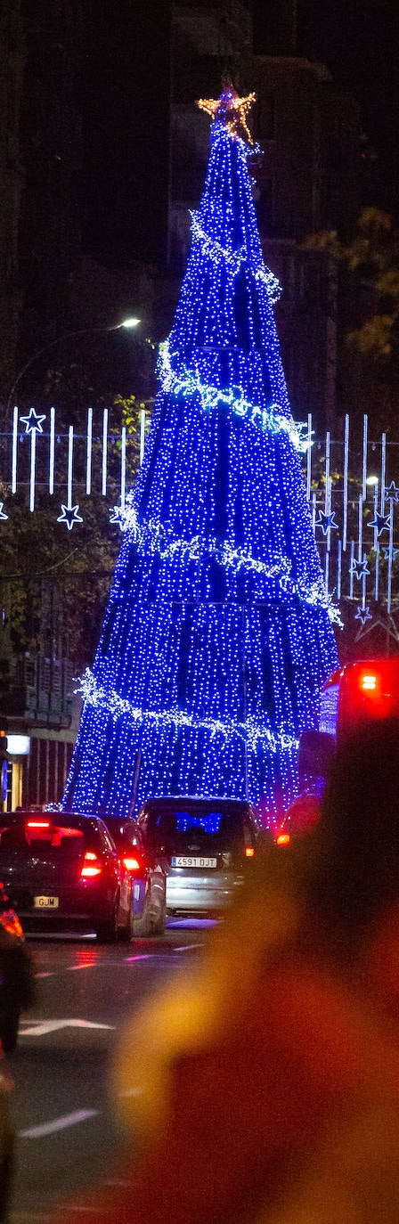 La plaza de abastos ya luce iluminada desde este jueves por la tarde.