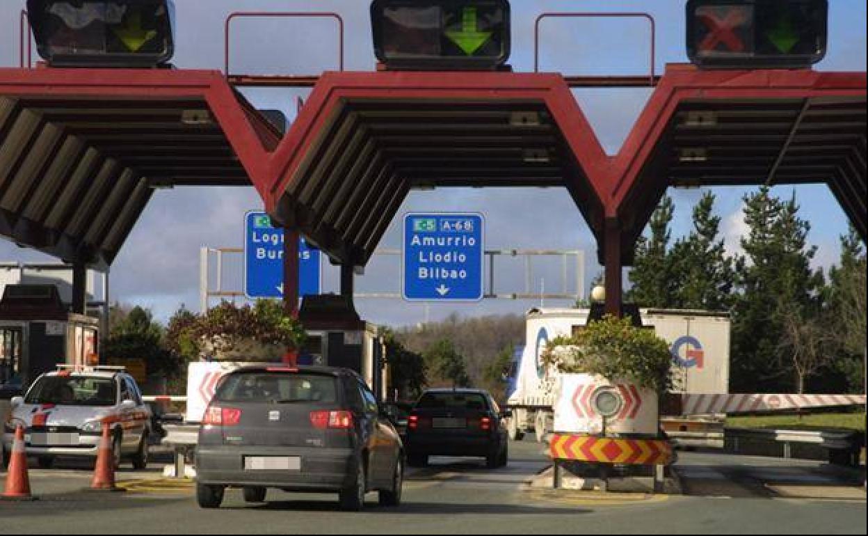 Imagen de uno de los peajes instalados en el trazado vasco de la AP-68.