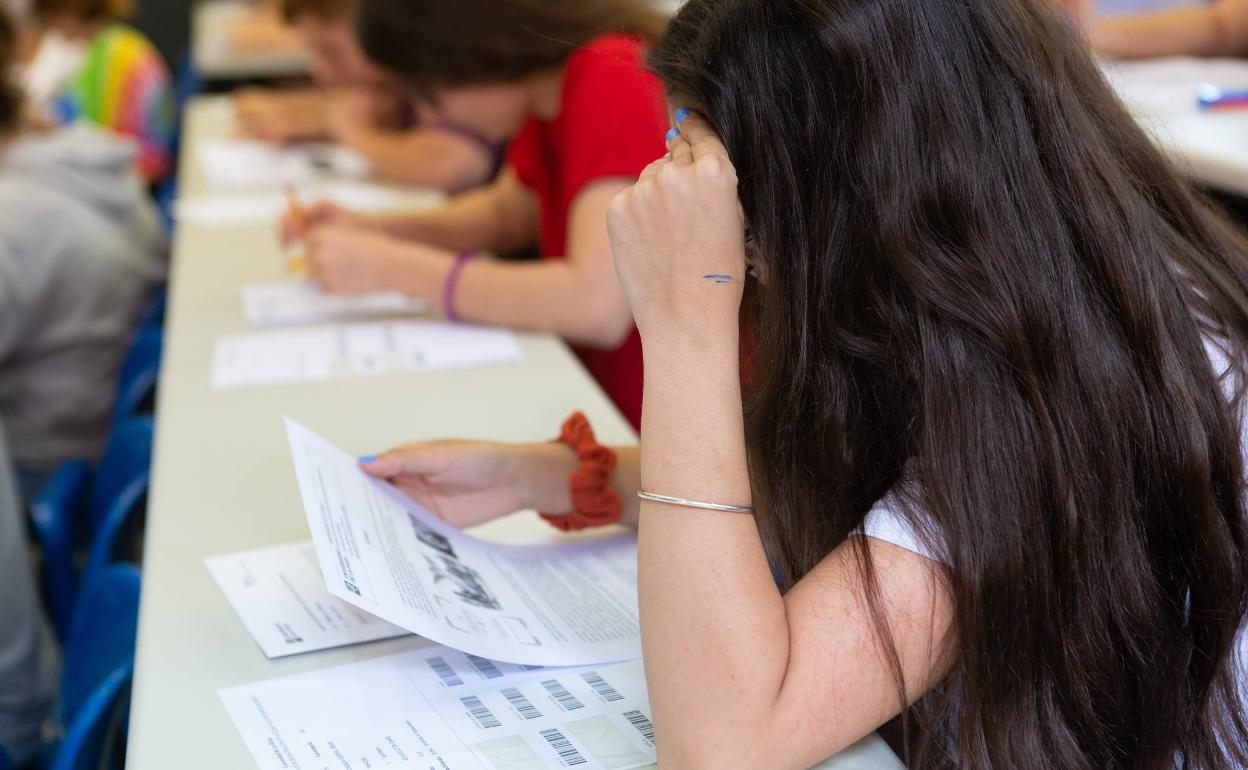 Estudiantes en las pruebas de la EBAU. 