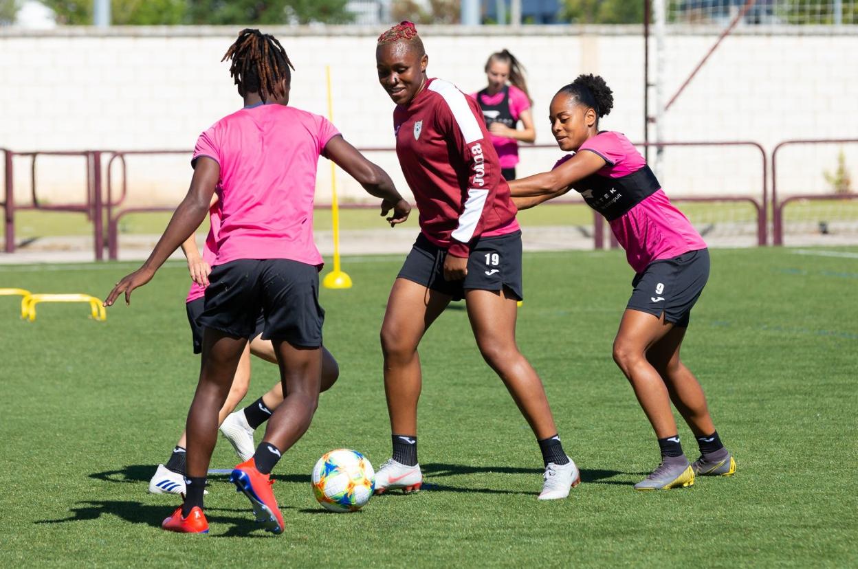 Dorine, Banda y Jade, en un entrenamiento del EDF Logroño en el Mundial 82.