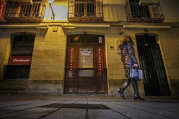 Imagen tomada anoche de la puerta del Carabanchel, con el cartel de 'disponible' pegado en ella. 