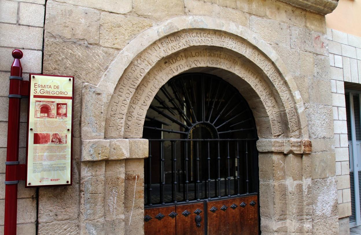 Detalle de la fachada de la ermita de San Gregorio.