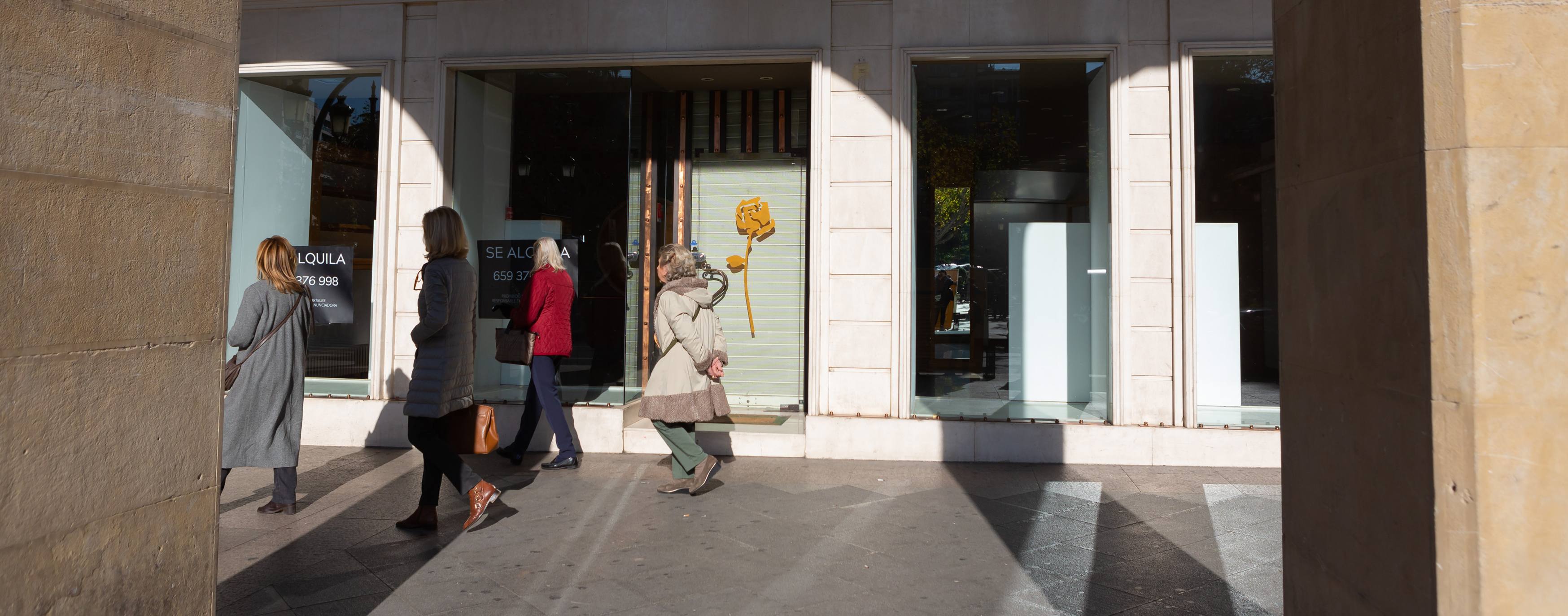 Ambas calles ejemplifican la agonía que padece el modelo de comercio tradicional de la capital