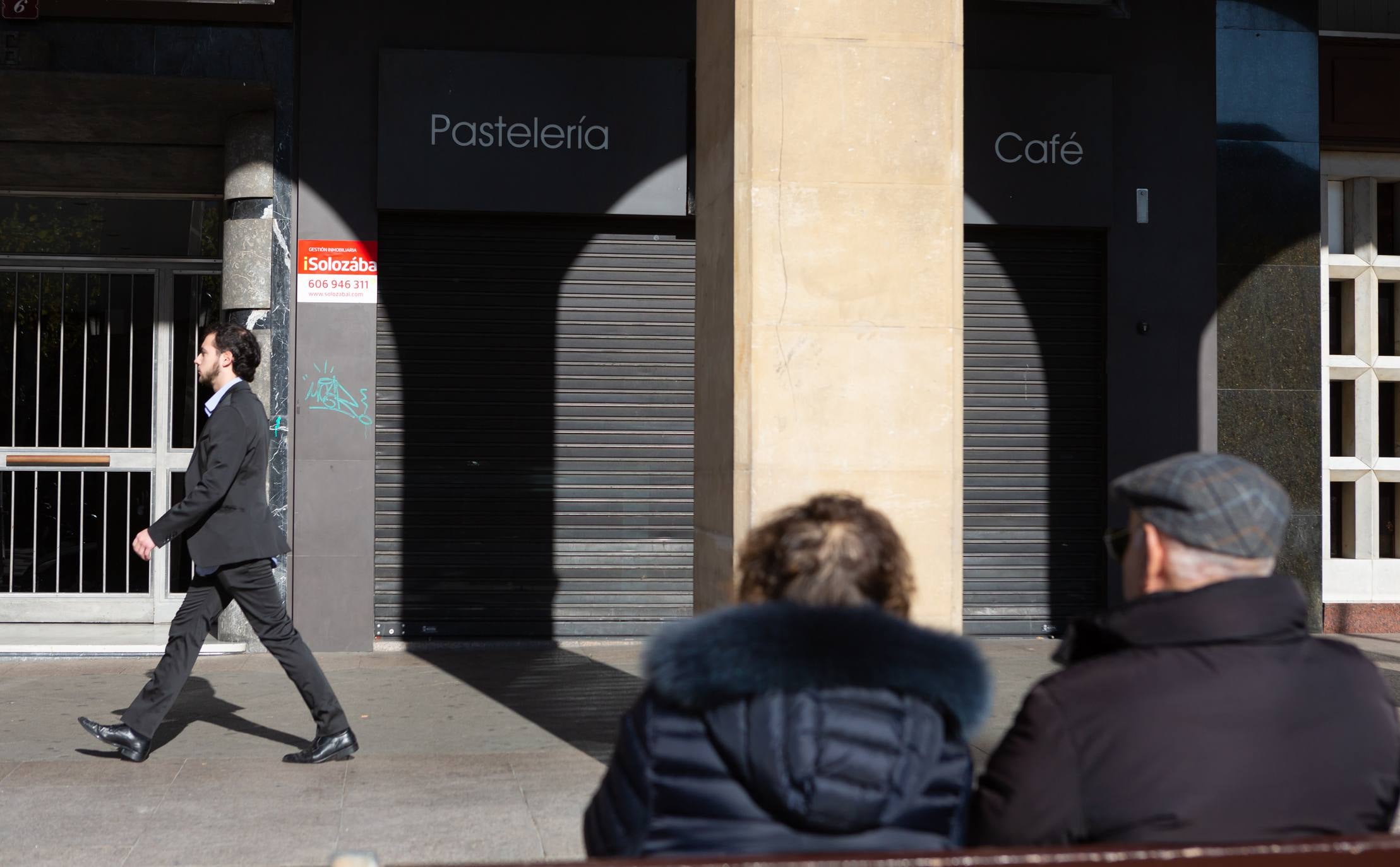 Ambas calles ejemplifican la agonía que padece el modelo de comercio tradicional de la capital