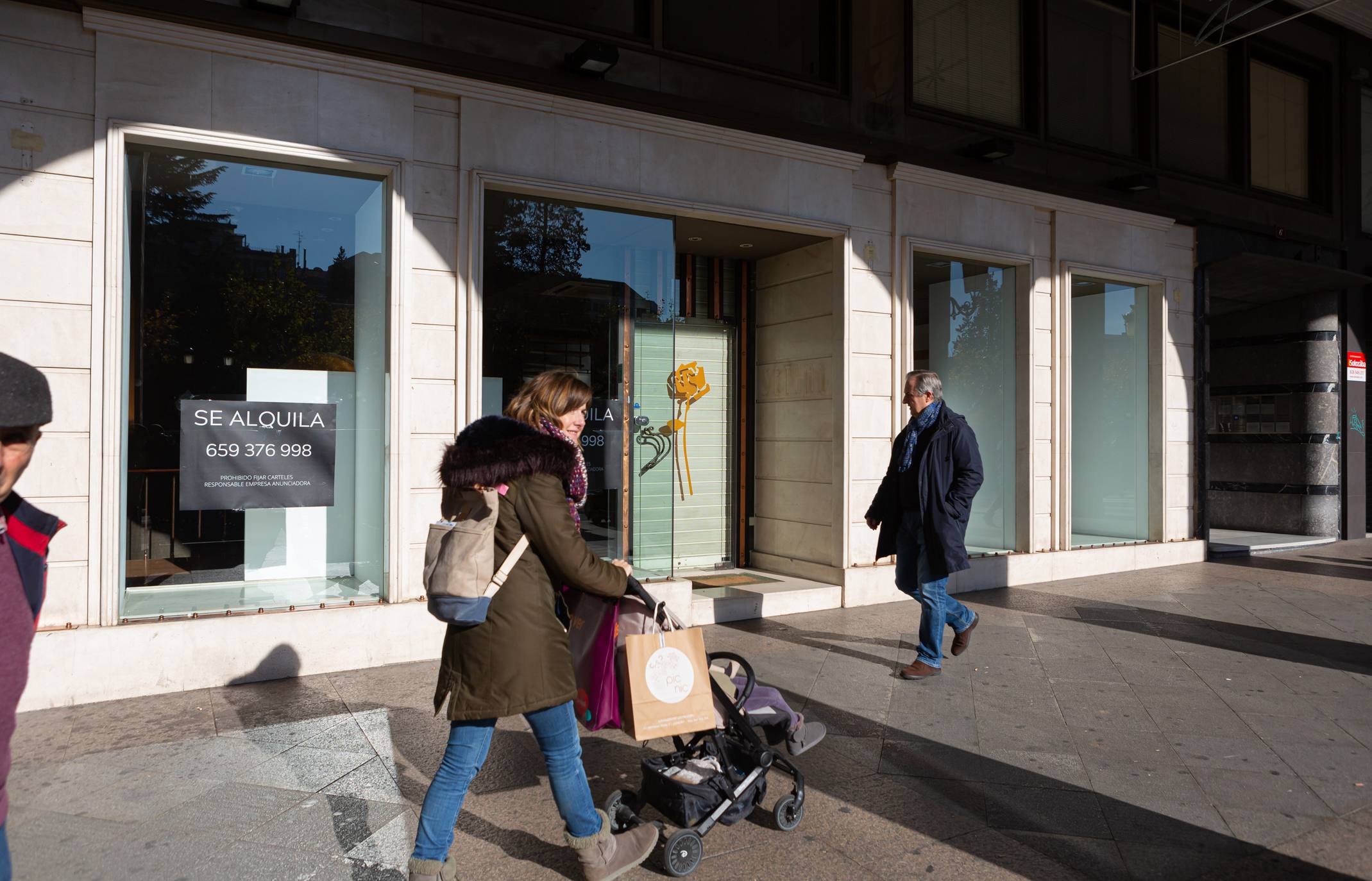 Ambas calles ejemplifican la agonía que padece el modelo de comercio tradicional de la capital