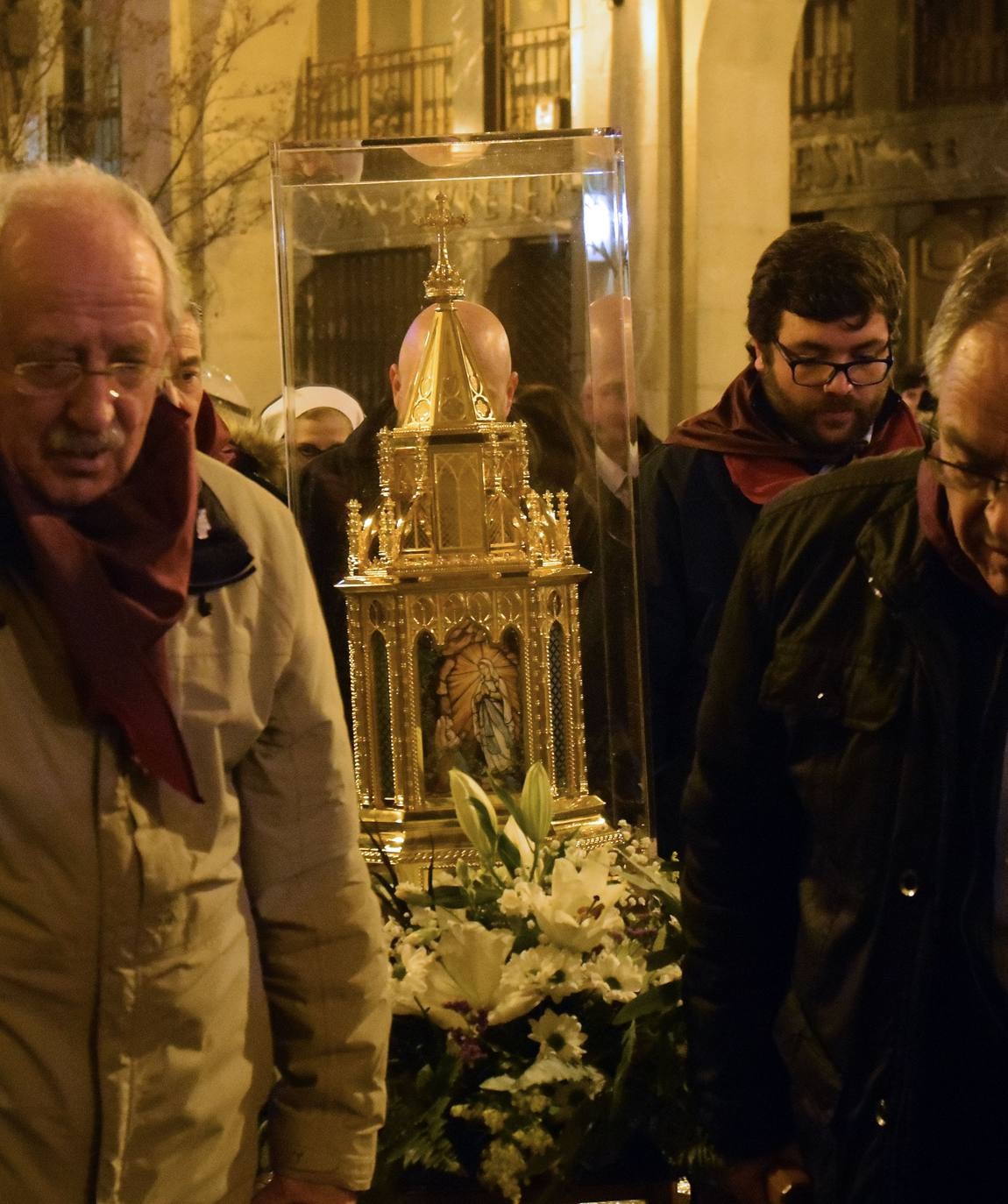 Medio milar de personas han acudido a la iglesia de San Bartolomé. 