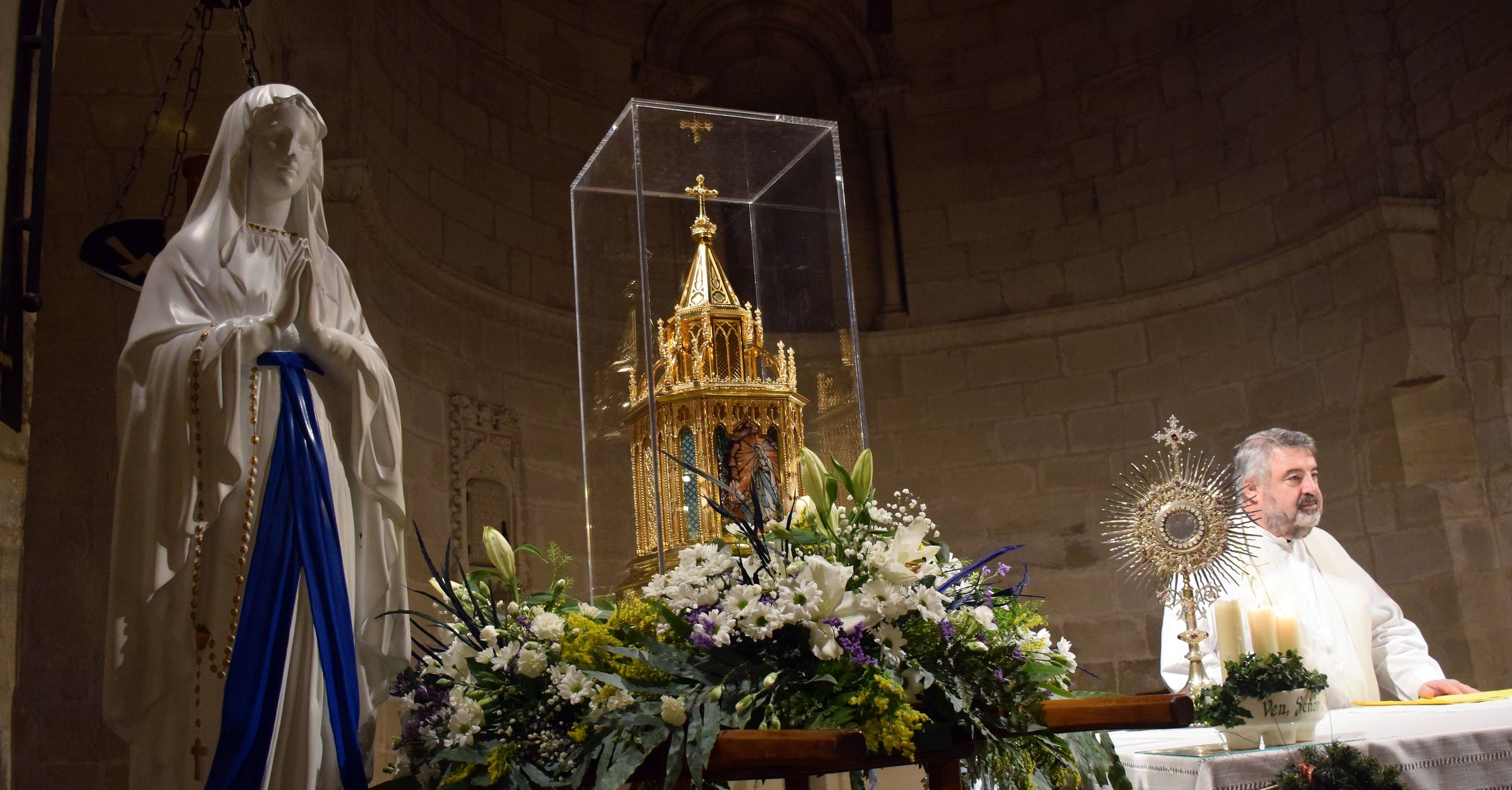 Medio milar de personas han acudido a la iglesia de San Bartolomé. 