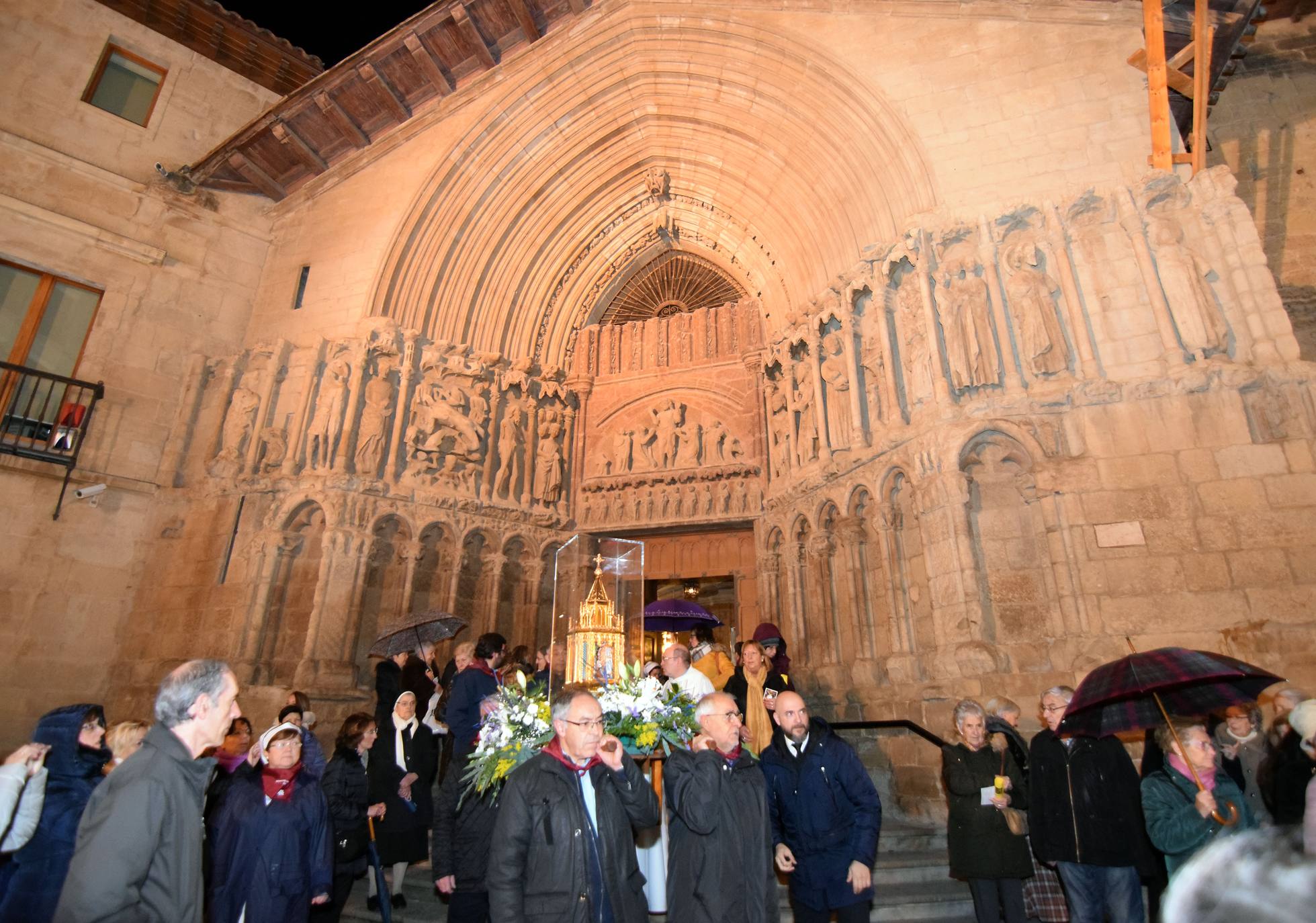 Medio milar de personas han acudido a la iglesia de San Bartolomé. 