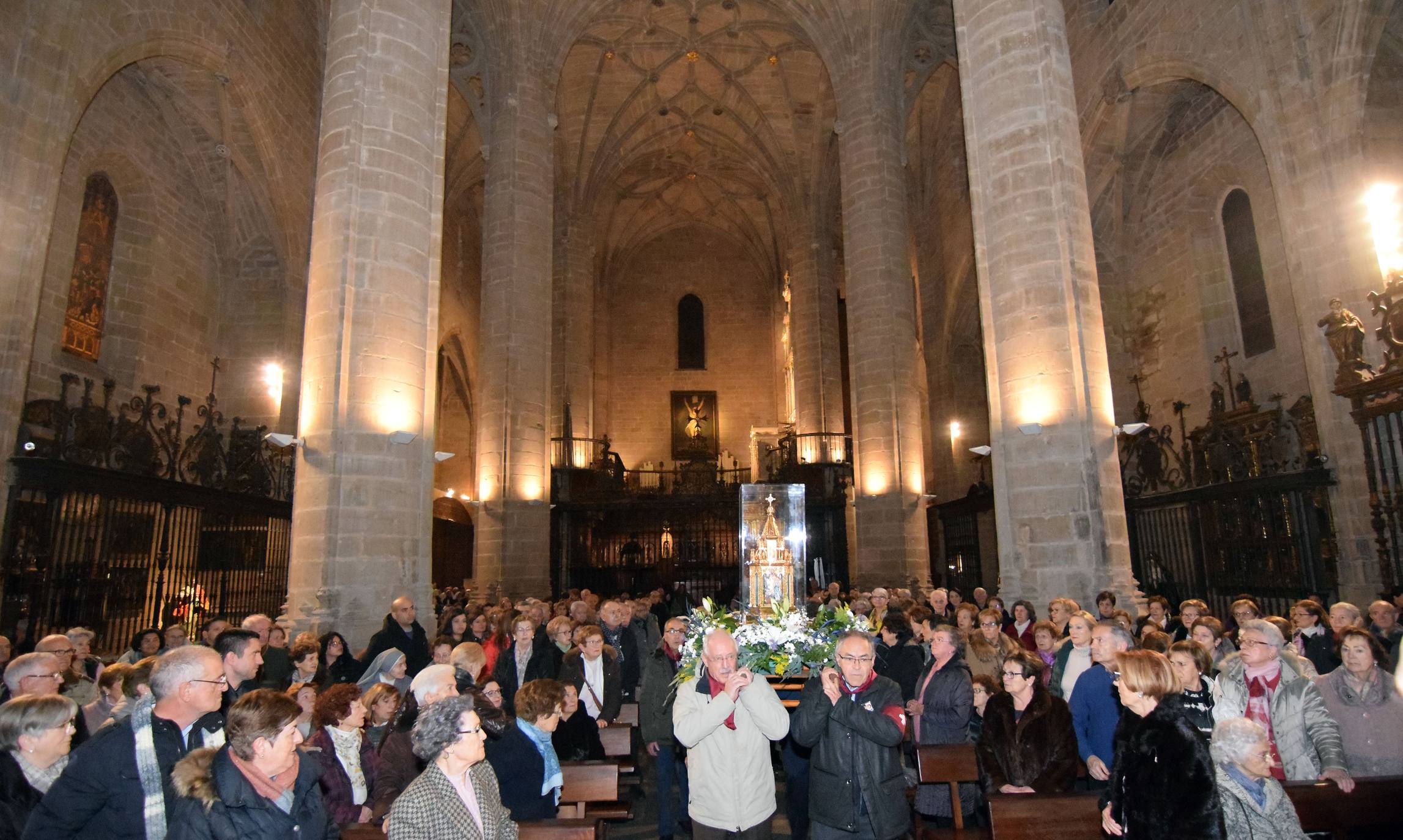 Medio milar de personas han acudido a la iglesia de San Bartolomé. 