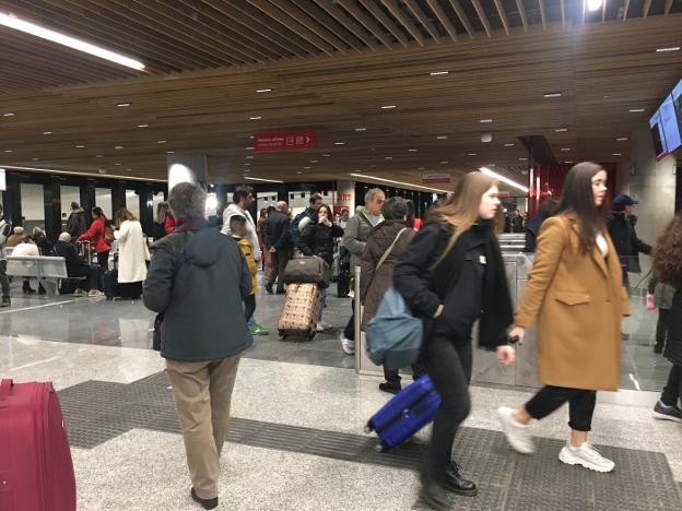 Pasajeros, el pasado viernes, en el interior de la nueva estación intermodal de Bilbao.