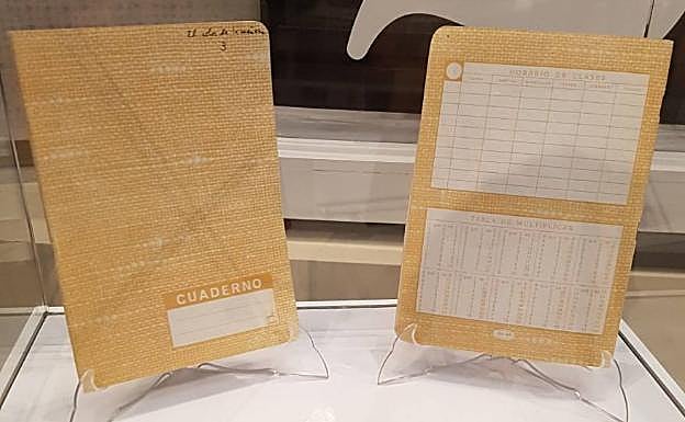 Dos de los modestos cuadernos escolares en en los que el Nobel de Literatura escribía sus artículos. 