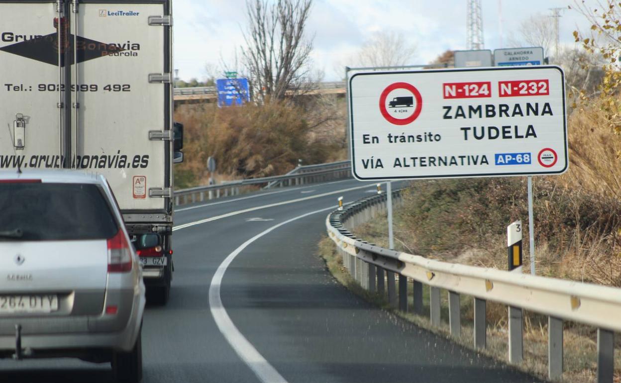 Señalización vertical en la N-232 a su paso por Calahorra advirtiendo de la prohibición de circular por esta carretera para camiones 