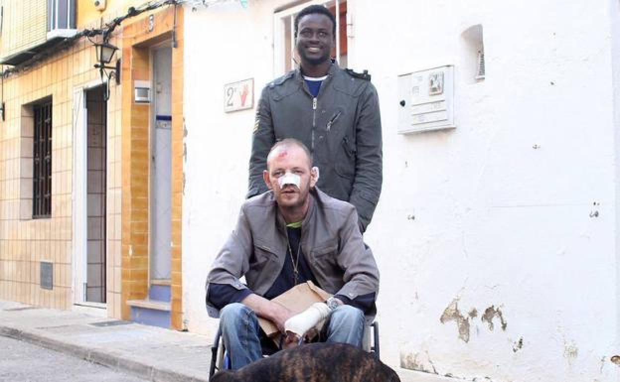 Alex con Gorgui Lamine, que arriesgó la vida para salvarle.