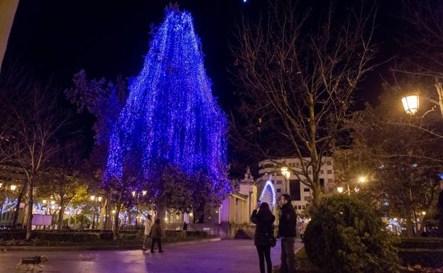 Árbol iluminado en El Espolón. 