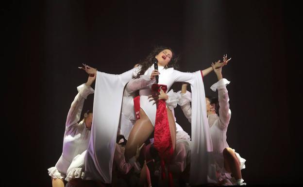 Rosalía, junto a sus bailarinas.