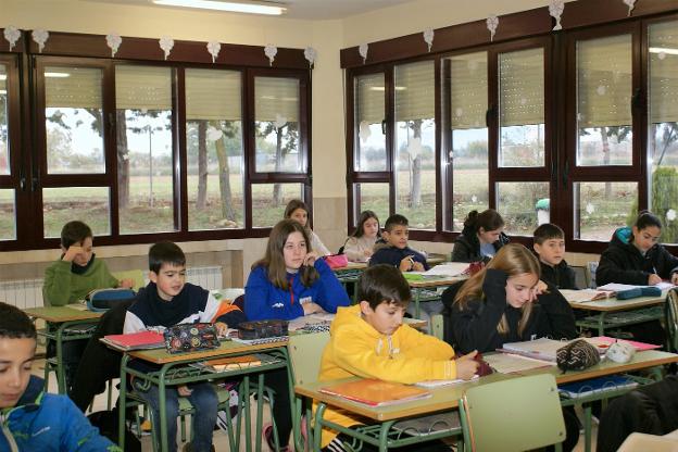 Alumnos del IES Villegas, en una imagen de archivo tomada en una de las aulas el pasado día 22 de noviembre. :: F. D.