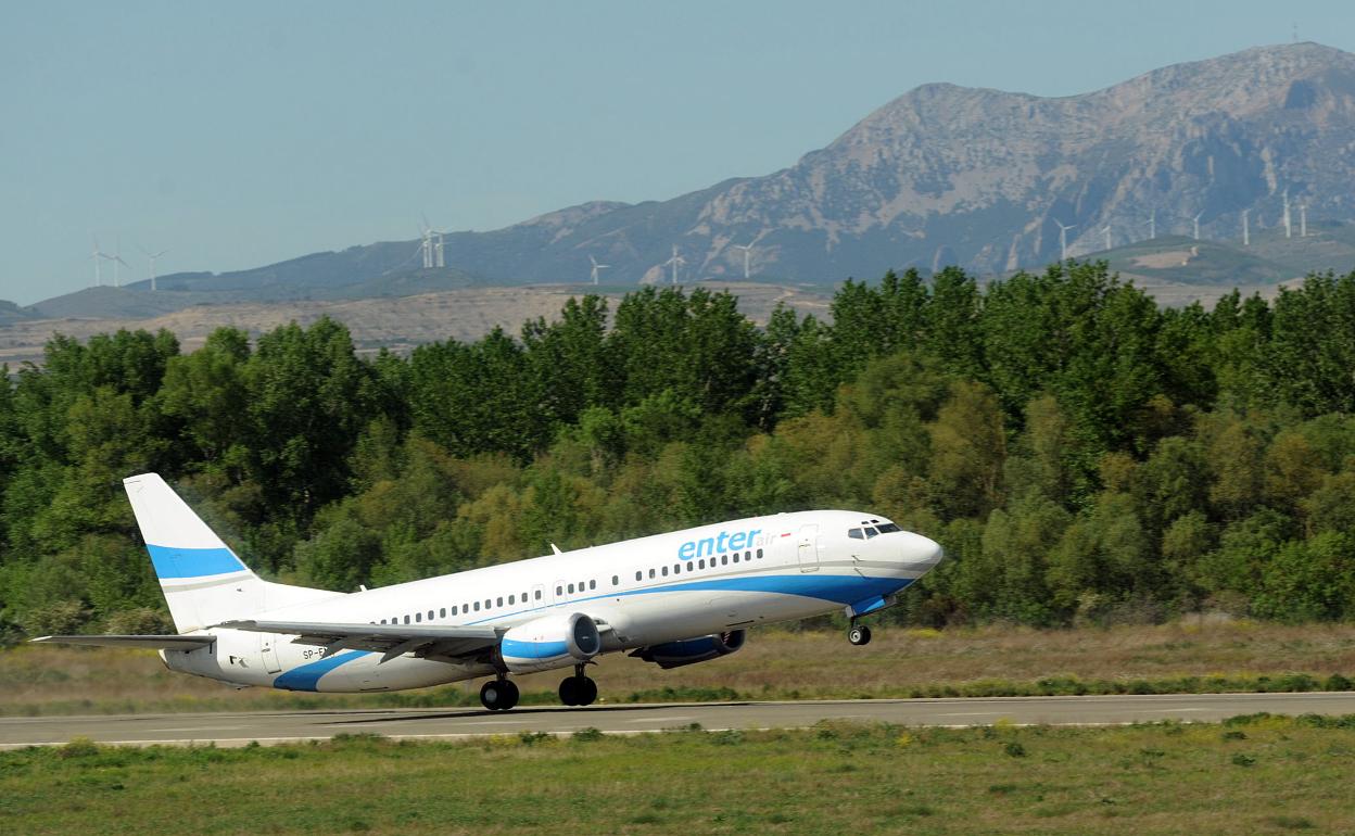 El aeropuerto de Agoncillo programa cinco vuelos chárter internacionales para el próximo año