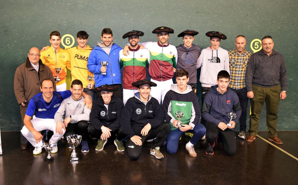 Ganadores y finalistas posan con los trofeos del Campeonato de La Rioja de Clubes. 