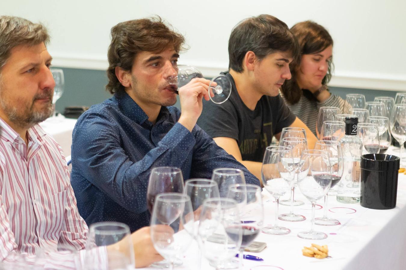 Roberto de Carlos, enólogo de Carlos Serres, presentó anoche la nueva gama Onomástica de esta centenaria bodega jarrera en el Club de Catas.