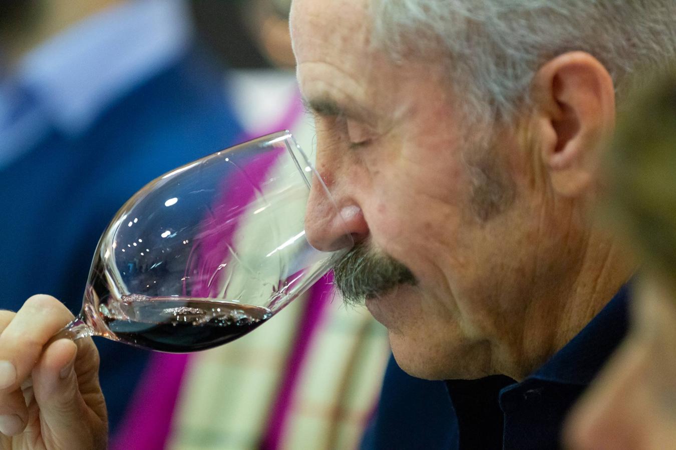 Roberto de Carlos, enólogo de Carlos Serres, presentó anoche la nueva gama Onomástica de esta centenaria bodega jarrera en el Club de Catas.