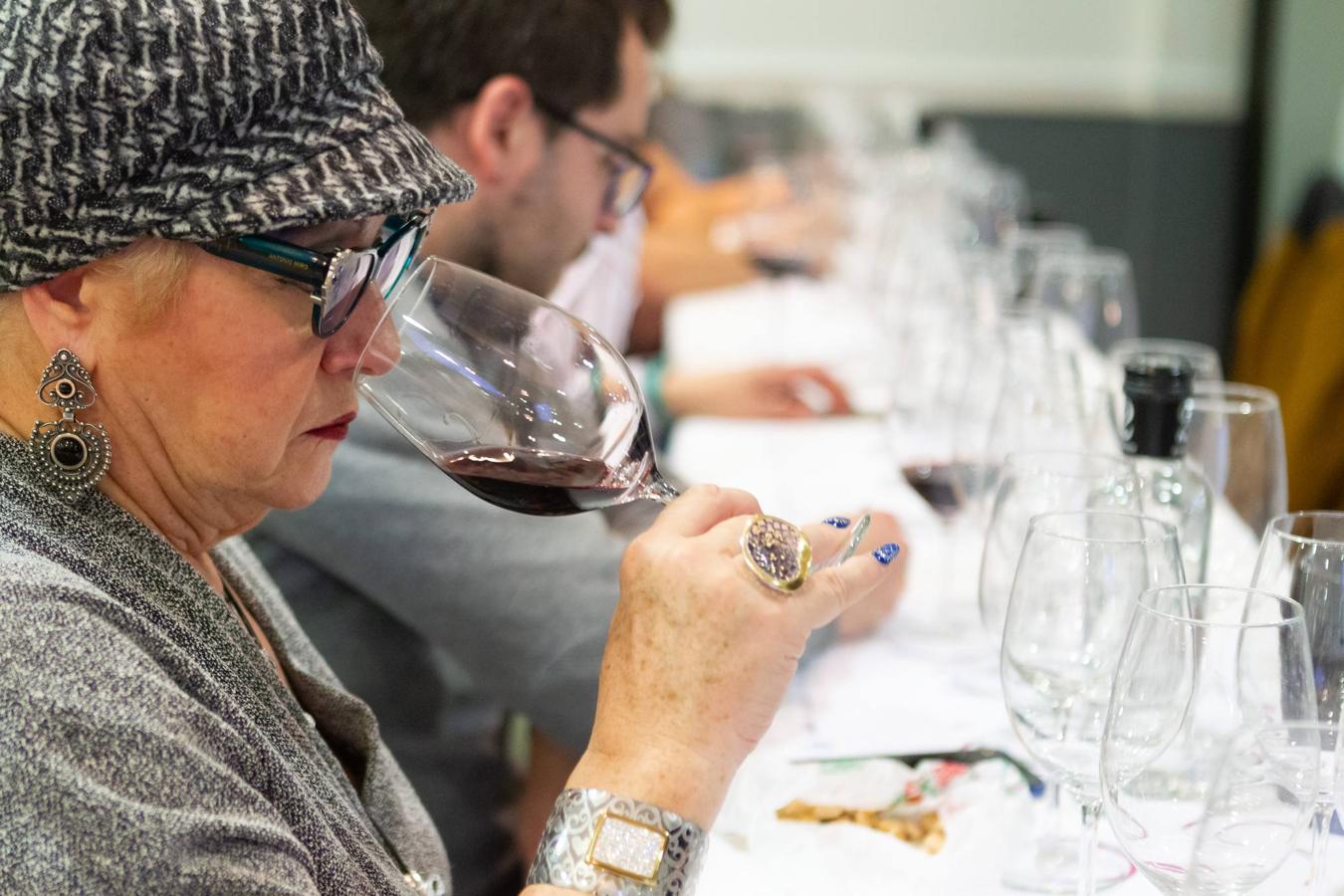 Roberto de Carlos, enólogo de Carlos Serres, presentó anoche la nueva gama Onomástica de esta centenaria bodega jarrera en el Club de Catas.