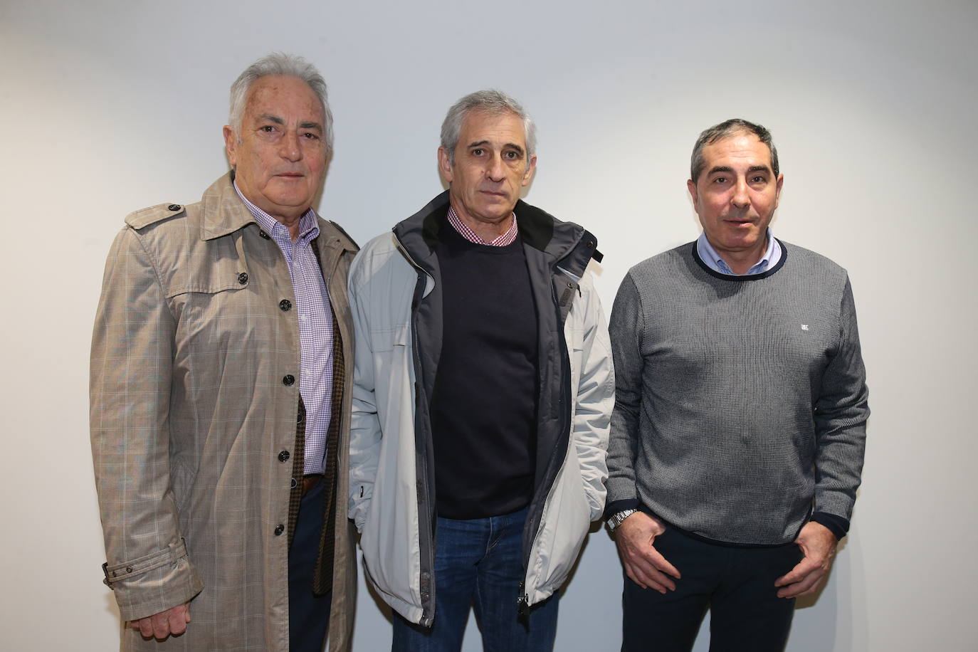 Imagen secundaria 1 - David Beisti, Marta Fernández, José Luis Juarros, Roberto Veredas, Pilar Sánchez, Yolanda Espinosa y Jose Carlos Moreno, responsables de la oficina de Bankoa en Logroño. Abajo, José Luis Ubago, Julián Retegui y Óscar Castro. A la derecha, Jesús Zúñiga, padre e hijo, y Elena Arribas.