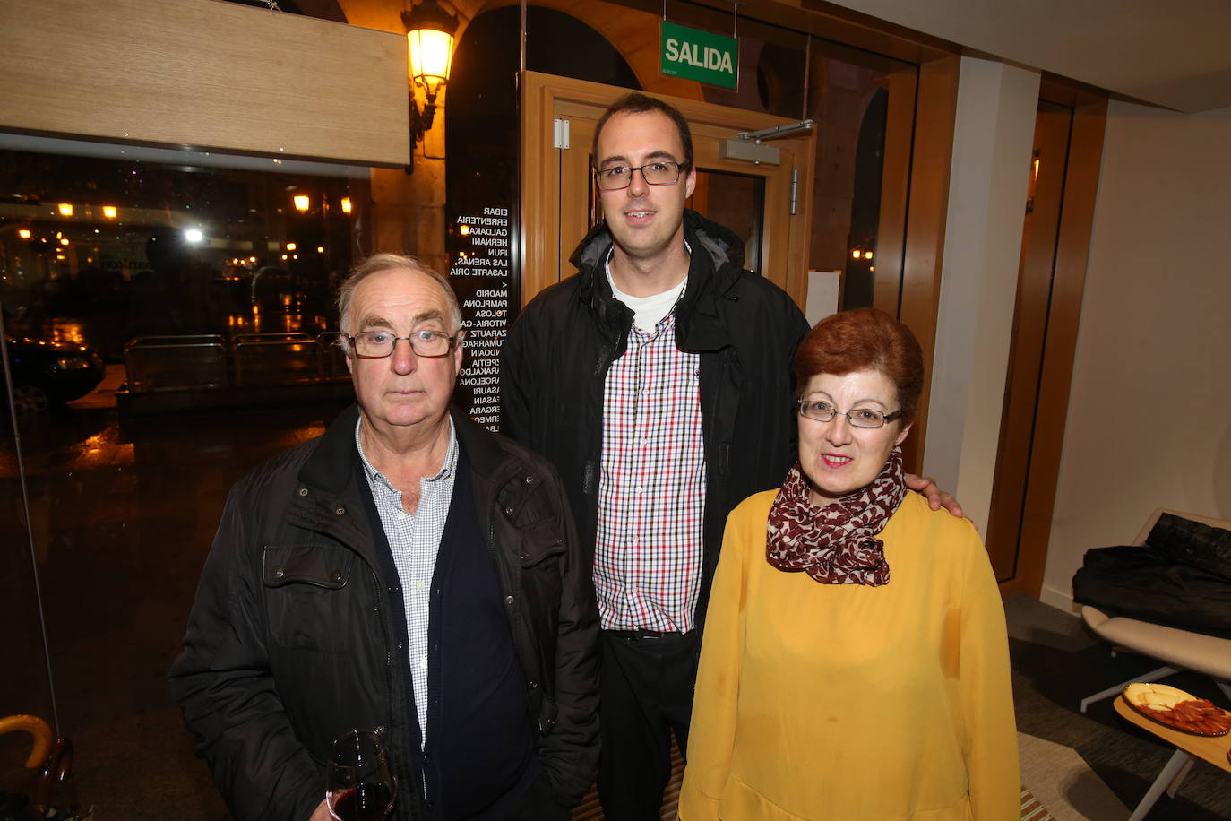 Imagen secundaria 2 - David Beisti, Marta Fernández, José Luis Juarros, Roberto Veredas, Pilar Sánchez, Yolanda Espinosa y Jose Carlos Moreno, responsables de la oficina de Bankoa en Logroño. Abajo, José Luis Ubago, Julián Retegui y Óscar Castro. A la derecha, Jesús Zúñiga, padre e hijo, y Elena Arribas.
