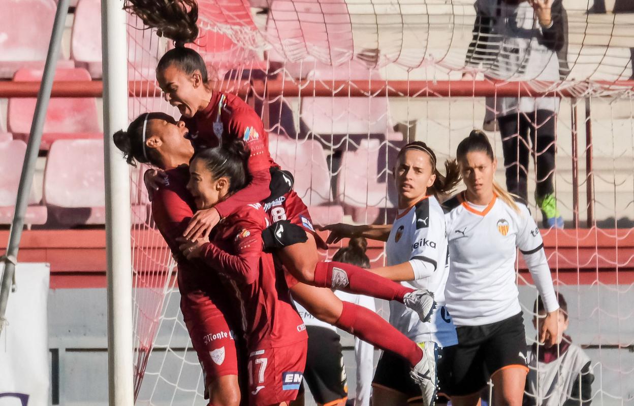 Nagela, Chini y Raquel festejan el gol del triunfo ante el Valencia el pasado sábado. 