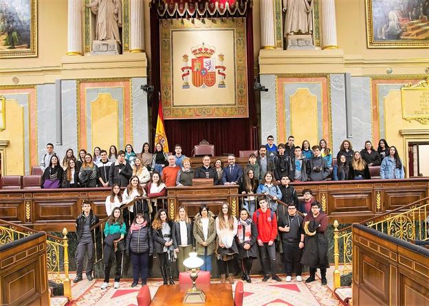 El grupo del Don García, junto a Merino, en el Congreso.