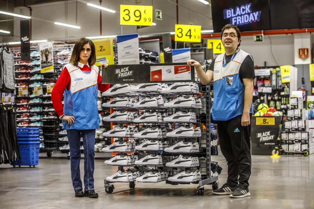 Vanesa Gómez y Miguel Ángel Fonseca, usuarios de Asprodema y trabajadores en Decathlon. 