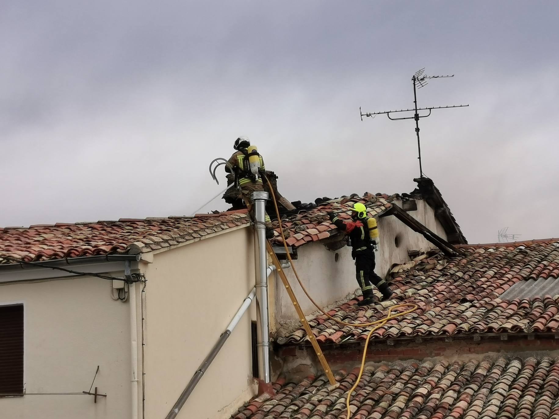 Los bomberos trabajan para apagar el fuego que se ha originado en la localidad riojana. 