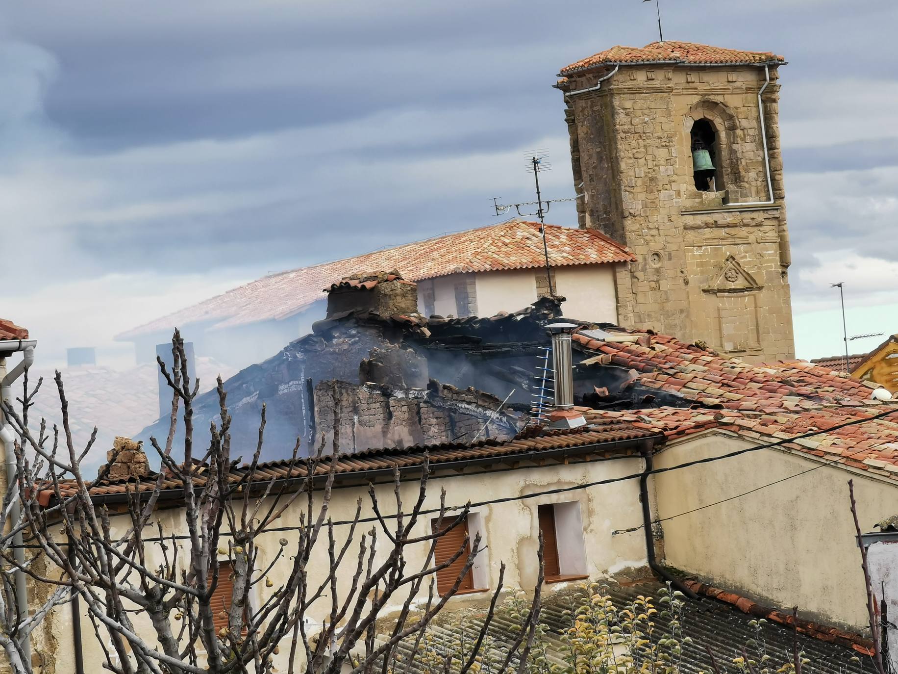 Los bomberos trabajan para apagar el fuego que se ha originado en la localidad riojana. 