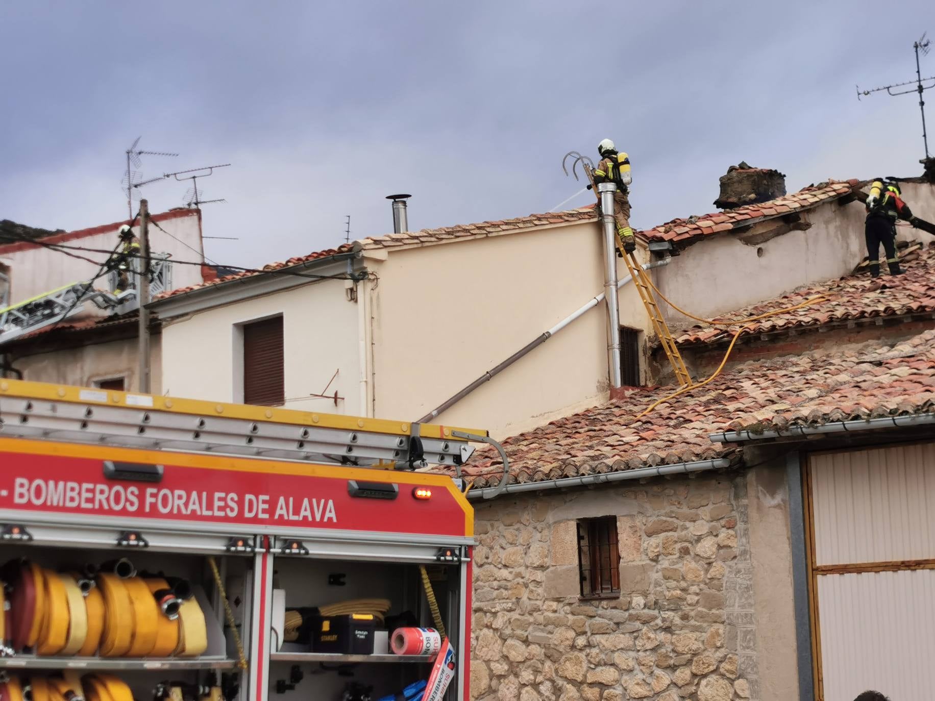 Los bomberos trabajan para apagar el fuego que se ha originado en la localidad riojana. 