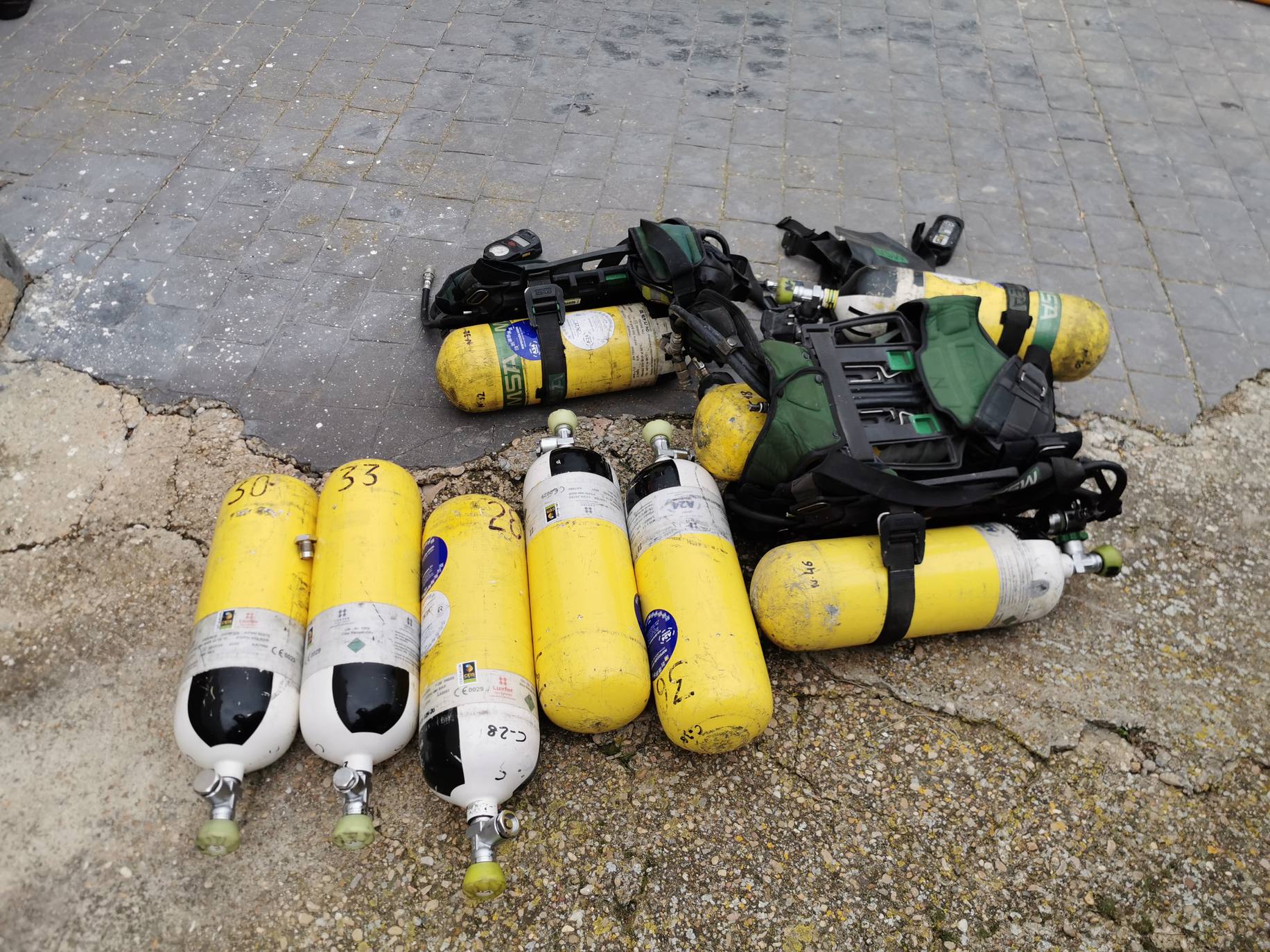 Los bomberos trabajan para apagar el fuego que se ha originado en la localidad riojana. 