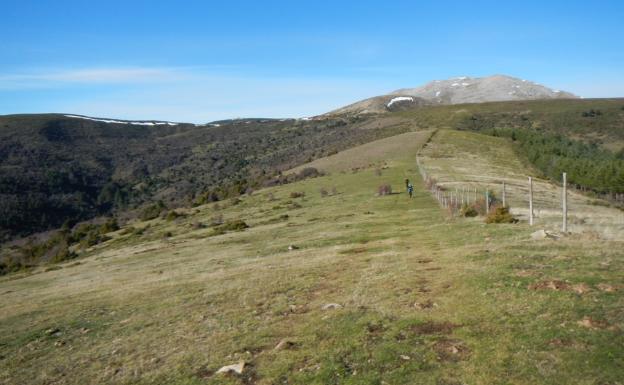 Imagen principal - Cordal de subida a Las Torrecillas, los tres protagonistas de la ruta y sendero GR190 en Ortigosa