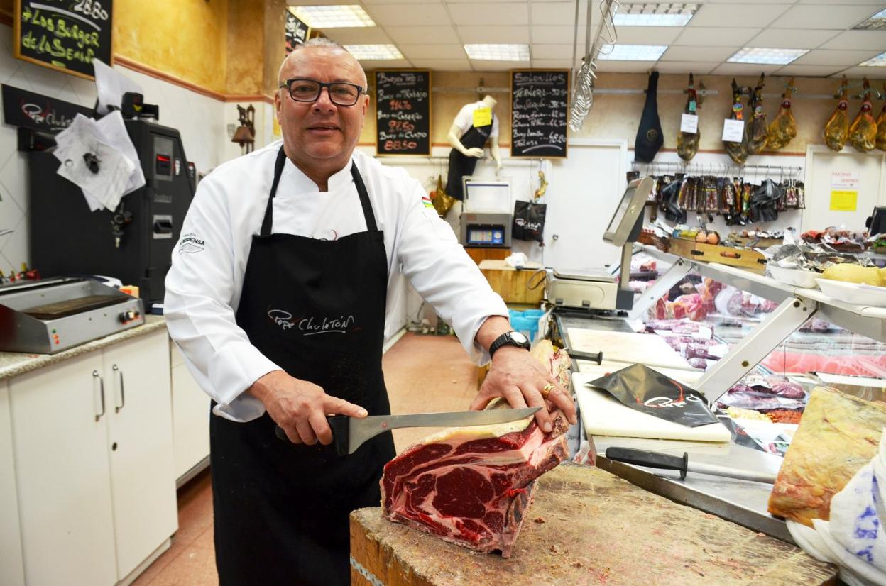 Walter Sandoval, con uno de las famosas piezas de Pepe Chuletón. :: i.á. 