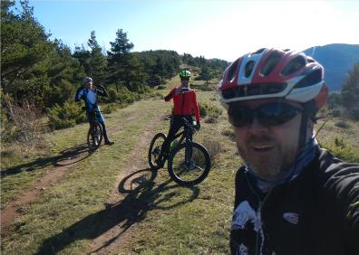 Imagen secundaria 1 - Cordal de subida a Las Torrecillas, los tres protagonistas de la ruta y sendero GR190 en Ortigosa