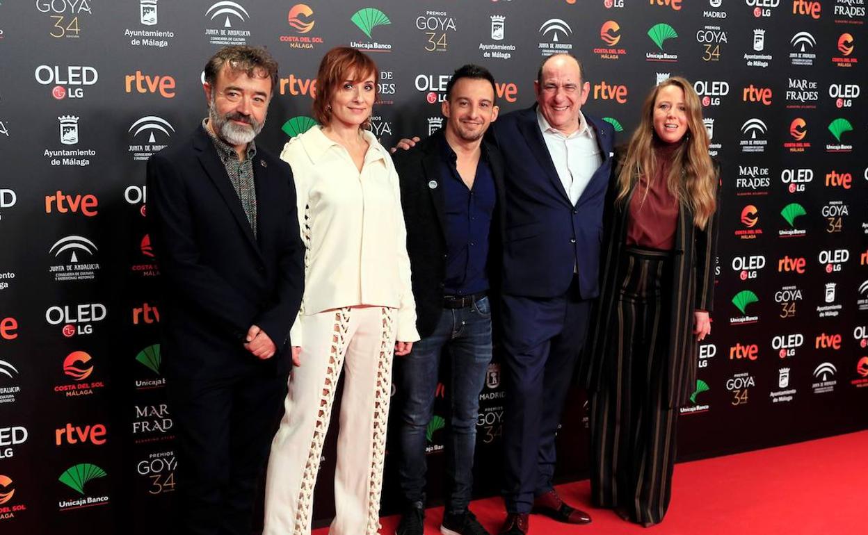 Alejandro Amenabar rodeado de parte del elenco de 'Mientras dure la guerra''.