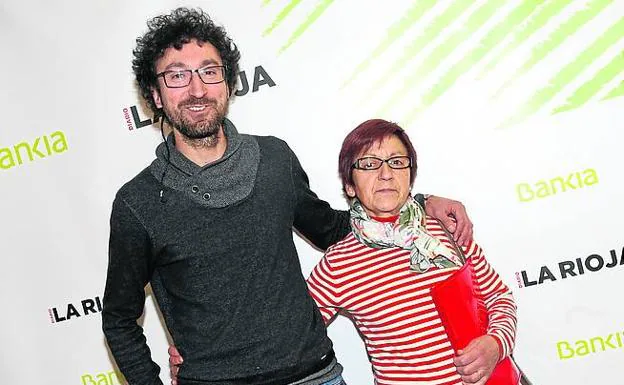 Álex Yunquera con su madre Rosa Sota. 