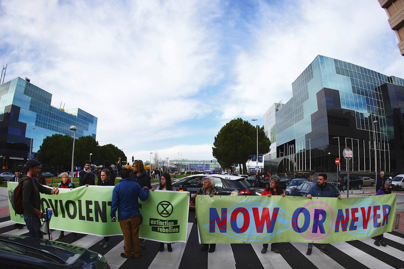 Vista de la manifestación organizada por el movimiento social mundial Extinction Rebellion en solidaridad con los indígenas del Amazonas en las inmediaciones de Ifema 