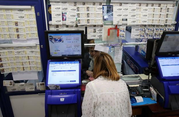 Imagen tomada ayer en el interior de una administración de lotería de Logroño. 