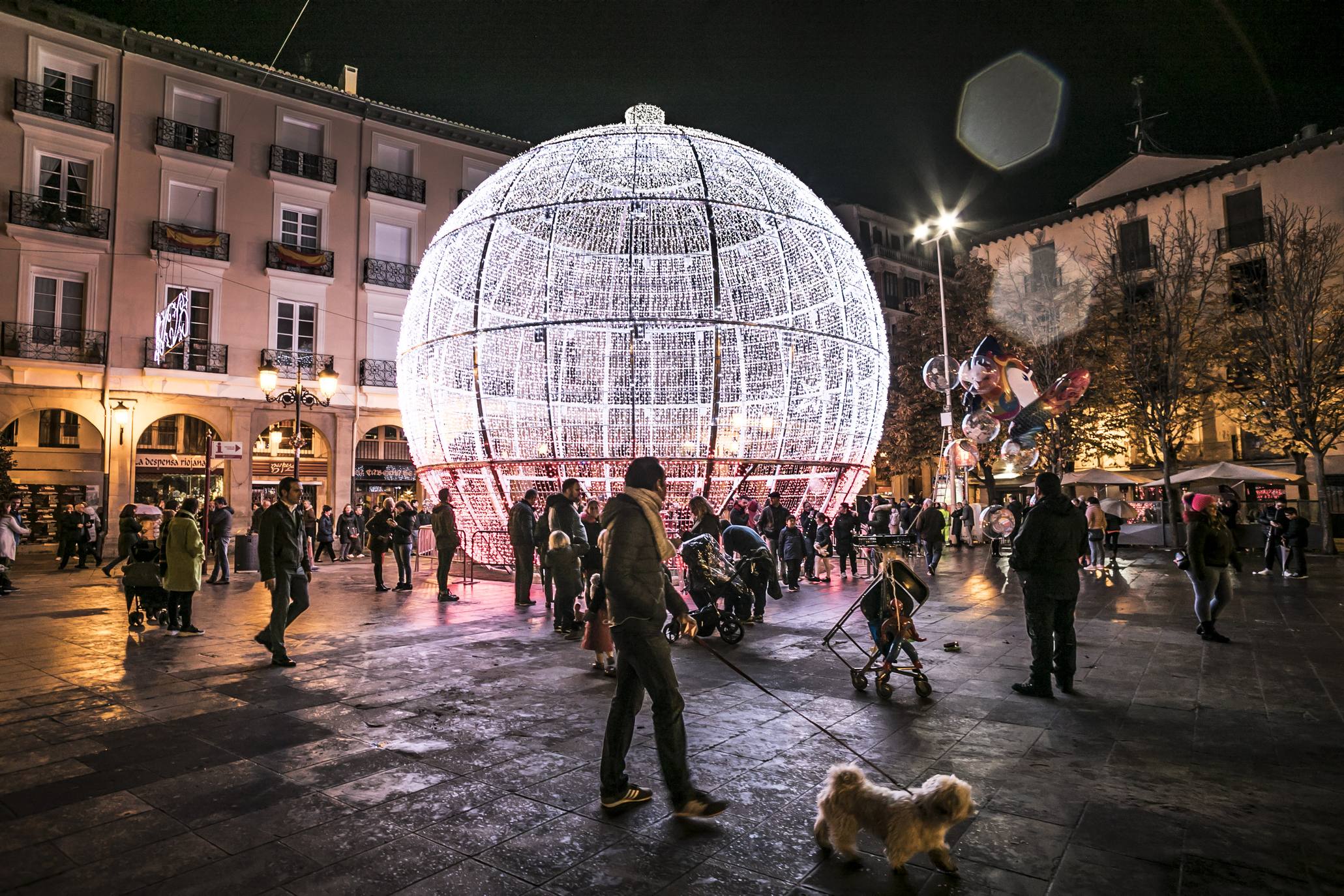 La bola de la Navidad ya luce en Logroño