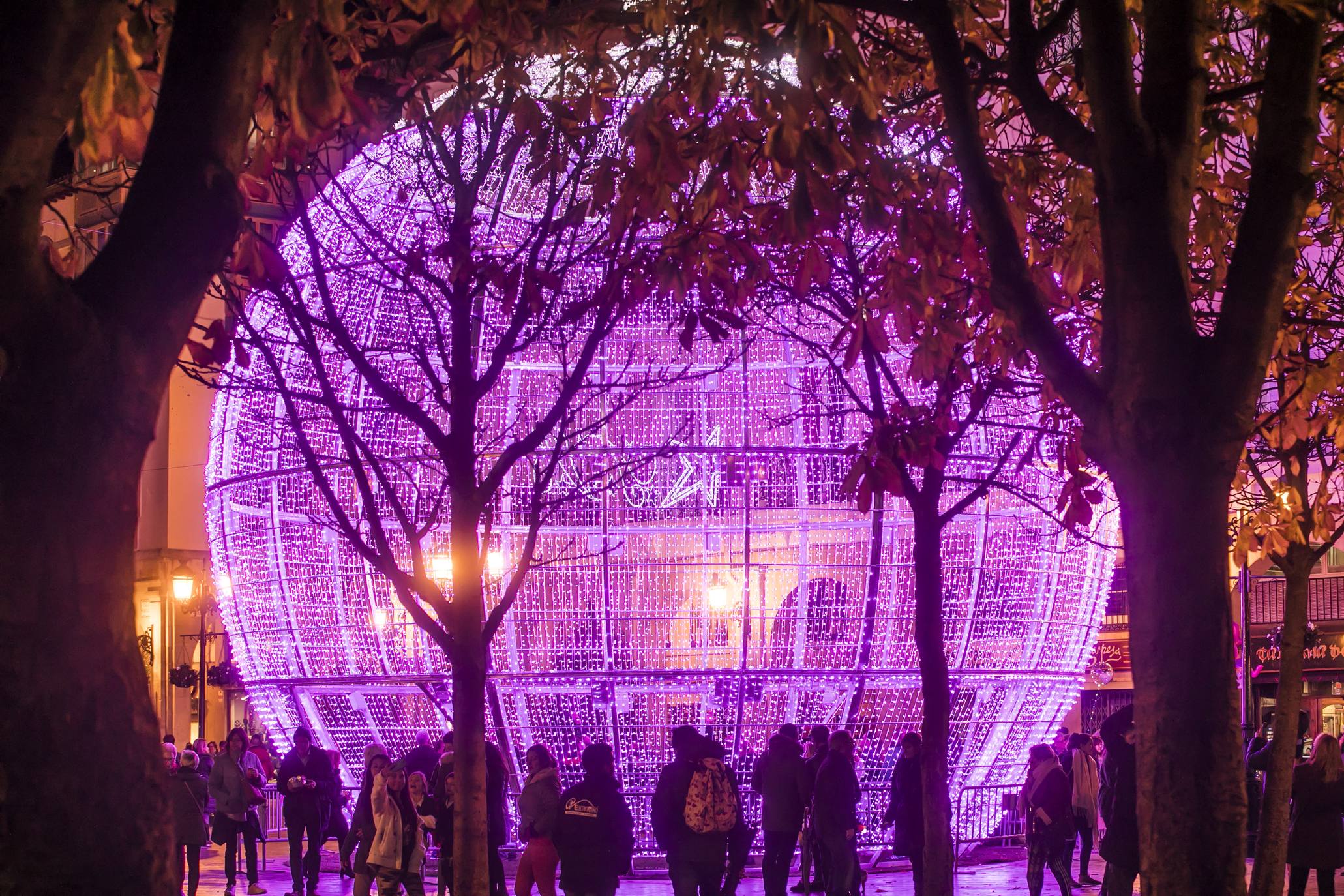 La bola de la Navidad ya luce en Logroño